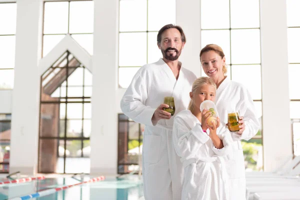 Feliz familia unida agradable beber limonada saludable — Foto de Stock