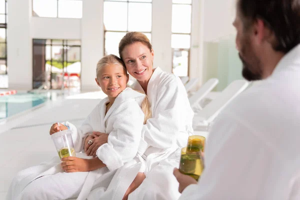 Alegre buena madre e hija mirando al padre —  Fotos de Stock