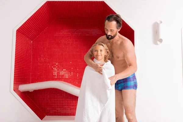 Bom pai carinhoso envolvendo toalha em torno de sua filha — Fotografia de Stock