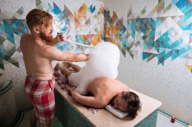 Güzel kızıl saçlı sakallı adam işini yapıyor