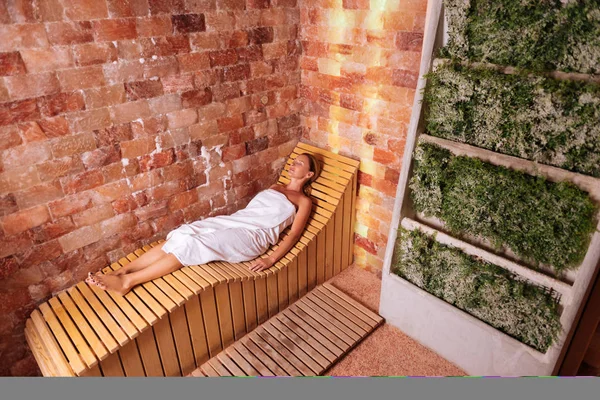 Güzel huzurlu kadın saunada dinlendirici — Stok fotoğraf