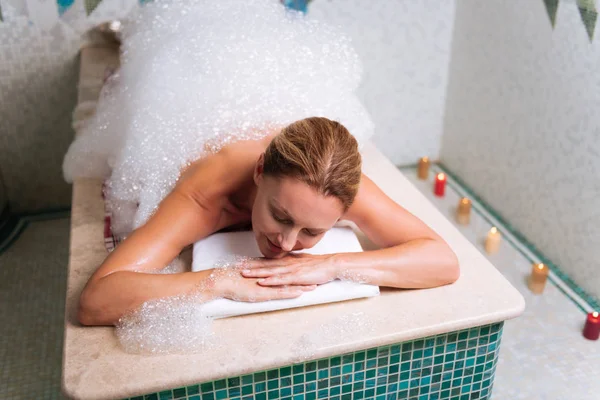 Positive nette Frau, die sich glücklich und entspannt fühlt — Stockfoto