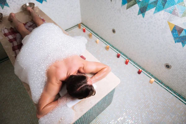 Vista superior de un hombre guapo agradable relajándose en el spa — Foto de Stock