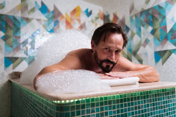 Bonito homem bonito bonito que está na espuma — Fotografia de Stock