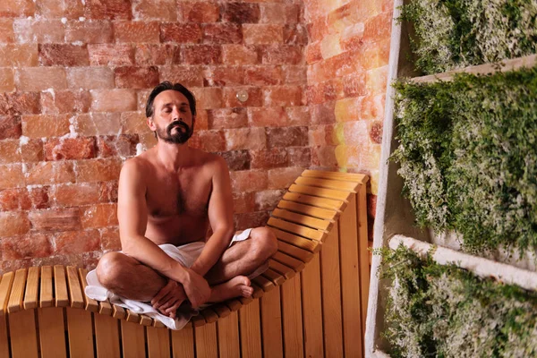 Bel homme barbu essayant de se détendre dans le sauna — Photo