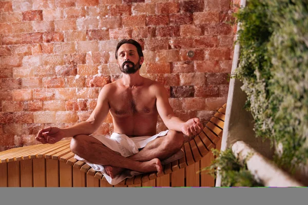 Agradável calma homem bonito tentando meditar — Fotografia de Stock