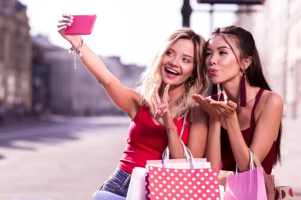 Радостные позитивные молодые женщины позируют для своих фотографий — стоковое фото