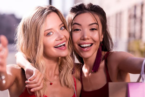 Selfie щасливі радісне жінок, що стояли разом — стокове фото