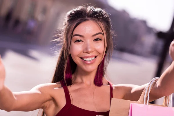 Potěšen pozitivní Asijské žena úsměv do kamery — Stock fotografie