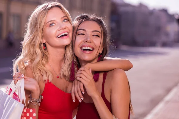 Pozitivní radostné ženy jsou skvělou náladu — Stock fotografie