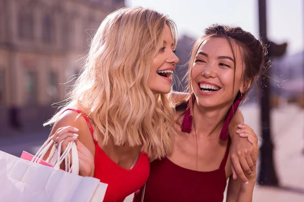 Schöne fröhliche, fröhliche Frauen, die zusammen Spaß haben — Stockfoto