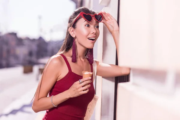 Positivo surpreendido mulher vendo uma grande venda — Fotografia de Stock