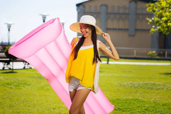 Gledelig ung asiatisk kvinne som holder hatten – stockfoto