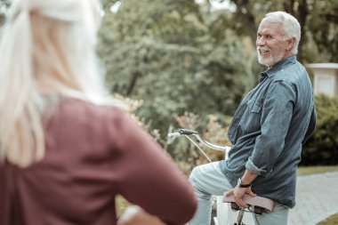Sakallı yakışıklı ortağı için bekliyor