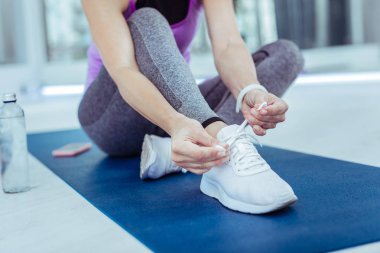 Yumuşak eller önce egzersiz ayakkabı bağcığı bağlama