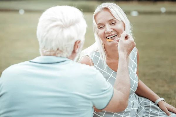 Positif ravi femme retraitée garder le sourire sur le visage — Photo