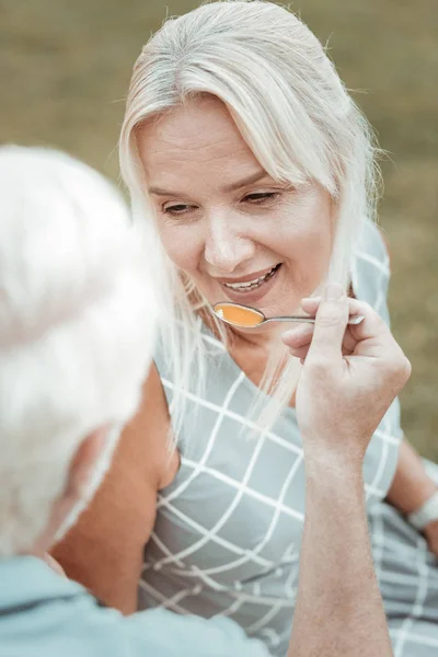 Hermosa persona femenina madura mirando con amor a su hombre — Foto de Stock