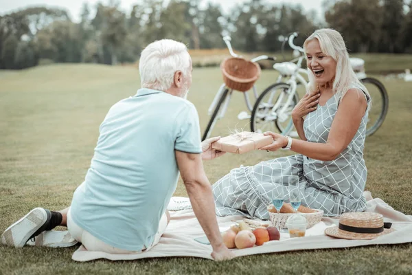 Veselý senior ženská osoba přičemž box s současnost — Stock fotografie