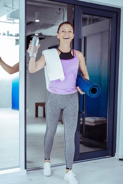 Mujer madura exuberante preparándose para ejercicios en el gimnasio — Foto de Stock