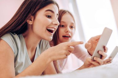 Bu telefon ile oynayan neşeli çocuklara yakın çekim