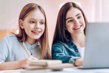 Neşeli kızlar onların Projesi'nde birlikte çalışma