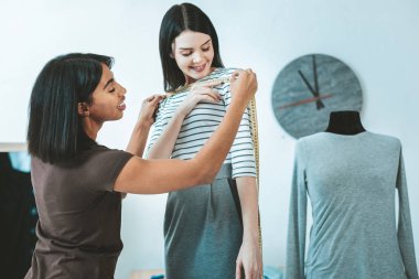 Profesyonel tasarımcı yeni elbise yapma