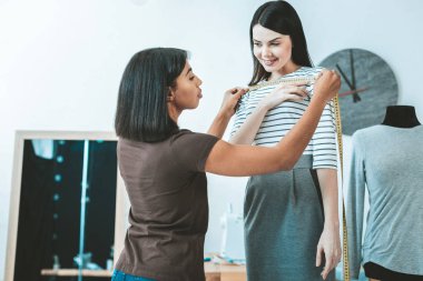 Memnun kadın kişi terzi ile iletişim
