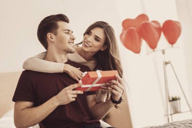 Yakışıklı onu zarif adam hayran iken gülümseyen genç kadın