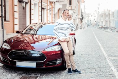 Neşeli adam hoş sohbet