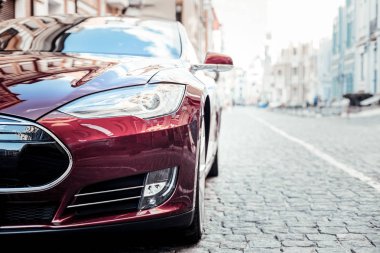 Kırmızı araba o sokakta olmak yakın çekim