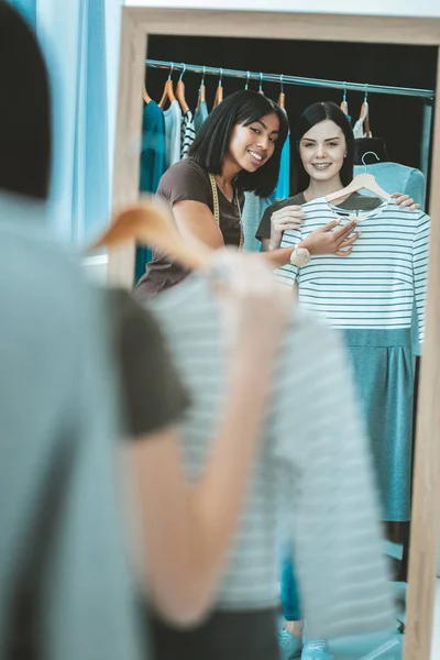 Positieve blij brunettes voor de spiegel staan — Stockfoto