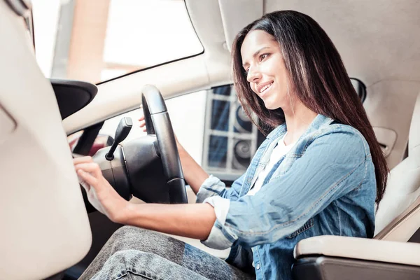 Niedrigwinkel-Foto von fröhlichen Frauen, die Auto fahren — Stockfoto