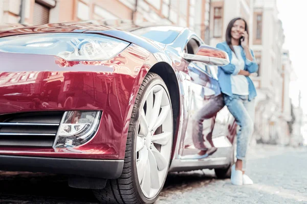 Fotografía enfocada del coche de lujo que está listo para conducir — Foto de Stock