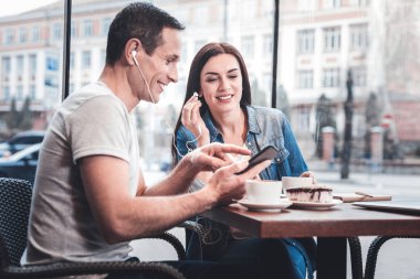 Yakışıklı adam favori şarkı arıyorum