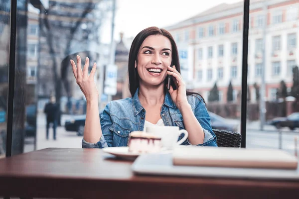 Joyeux brunette femme parlant par téléphone — Photo