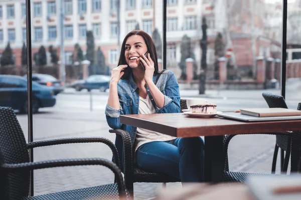 Freelancer alegre tendo conversa telefônica — Fotografia de Stock