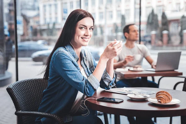 Mooi meisje direct kijken camera — Stockfoto