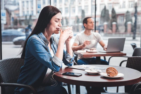 Relajado persona femenina disfrutando del café — Foto de Stock