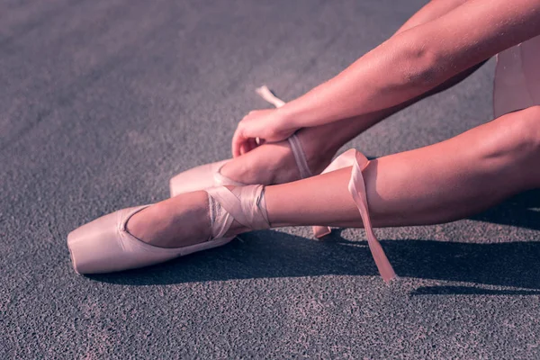Nice menyenangkan balerina duduk di tanah — Stok Foto