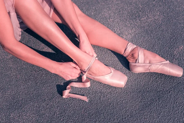 Pohled shora na profesionálních baletních tanečníků nohy — Stock fotografie