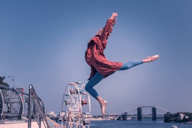 Güzel mutlu genç kadın duygu mutlak özgürlük