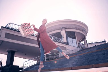 Merdivenlerden aşağı yürüme çekici güzel balerin