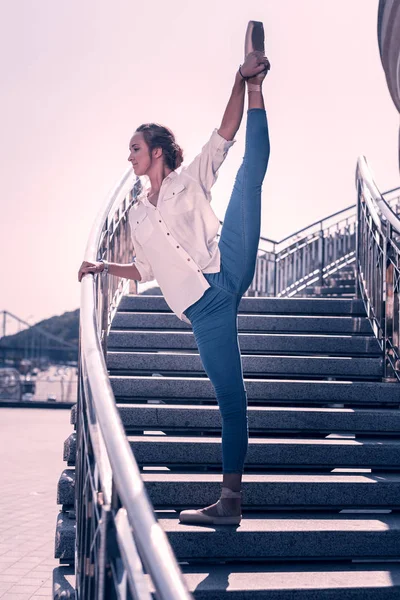 Mulher bonita e elegante dançando nas escadas — Fotografia de Stock