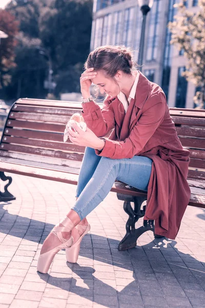 Mujer feliz alegre con ganas de comer una hamburguesa — Foto de Stock