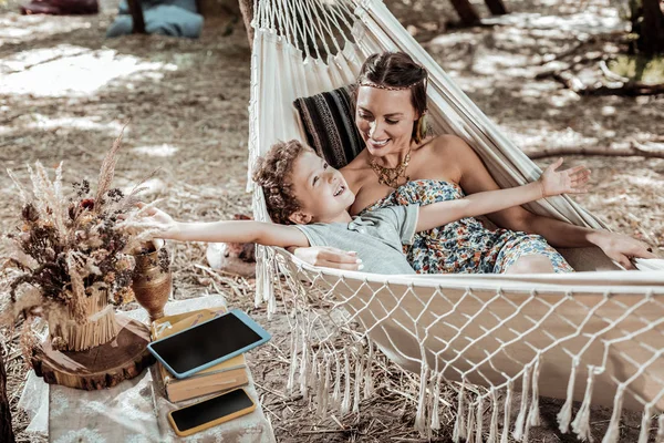 Rapaz bonito passar o tempo no jardim — Fotografia de Stock