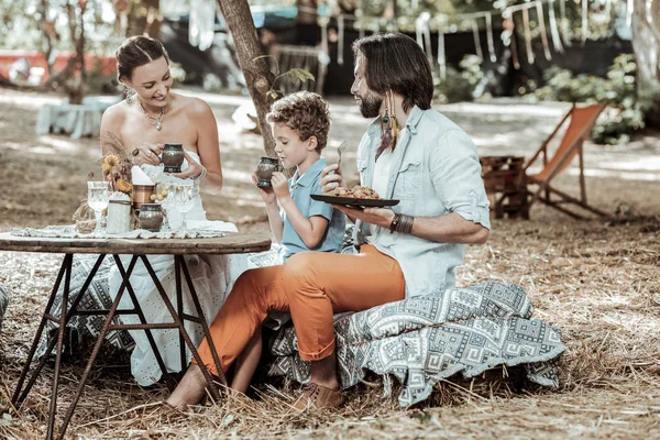 Agradable familia feliz beber té sabroso juntos — Foto de Stock