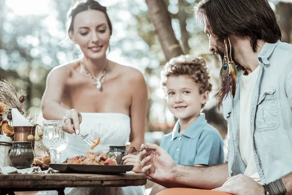 Gelukkige familie van hippies smakelijk eten — Stockfoto