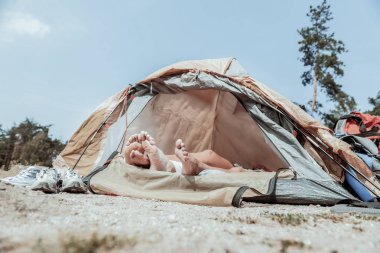 Dinlendikten sonra uzun ve yorucu yürüyüş backpackers metrelik yakın çekim