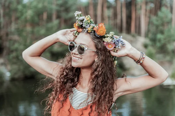 Portret młodej kobiety kręcone z koronka kwiatowy, ciesząc się weekend w lesie — Zdjęcie stockowe