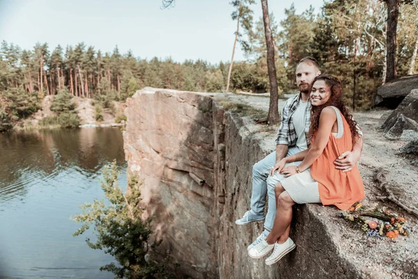 Niedliches Paar feiert seinen Jahrestag in einem ruhigen und schönen Ort in der Nähe von Canyon — Stockfoto
